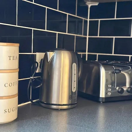 Large 4 Bedroom Home, Close To Leeds City Centre *