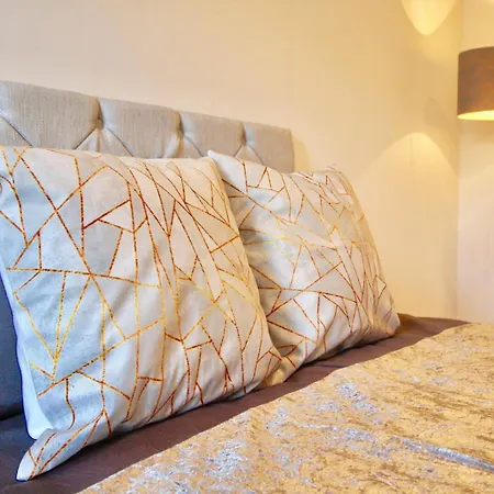 Large 4 Bedroom Home, Close To Leeds City Centre Guest house Leeds (West Yorkshire)