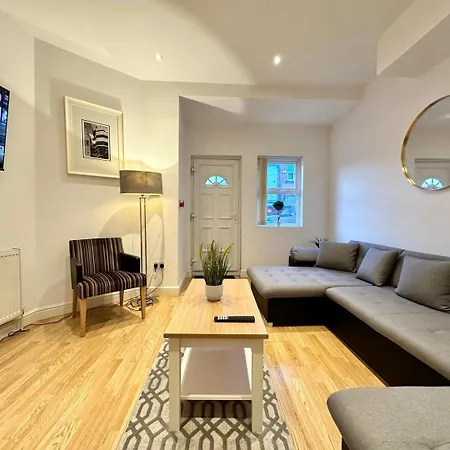 Large 4 Bedroom Home, Close To Leeds City Centre Guest house *