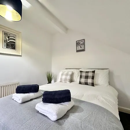 Large 4 Bedroom Home, Close To Leeds City Centre Guest house
