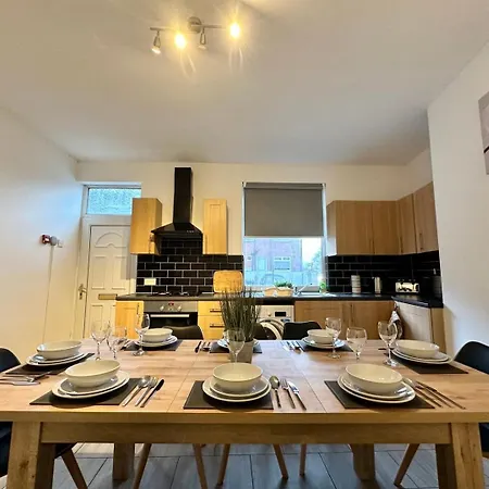Large 4 Bedroom Home, Close To Leeds City Centre Guest house *