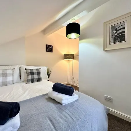 Large 4 Bedroom Home, Close To Leeds City Centre Guest house *