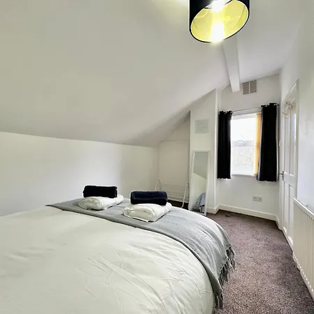 Large 4 Bedroom Home, Close To Leeds City Centre Leeds (West Yorkshire)