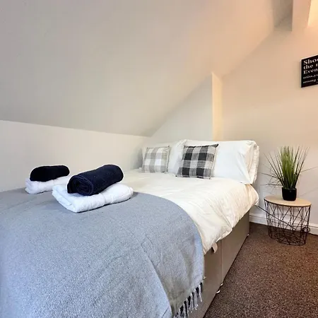 Large 4 Bedroom Home, Close To Leeds City Centre Guest house