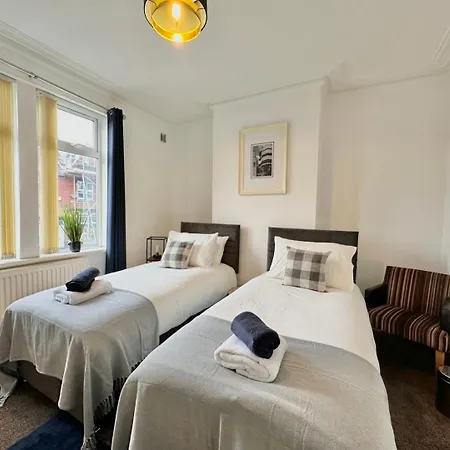 Large 4 Bedroom Home, Close To Leeds City Centre Guest house *