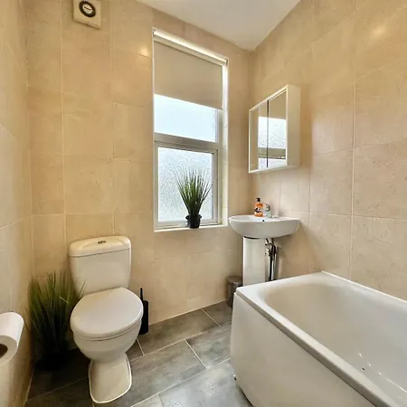 Guest house Large 4 Bedroom Home, Close To Leeds City Centre