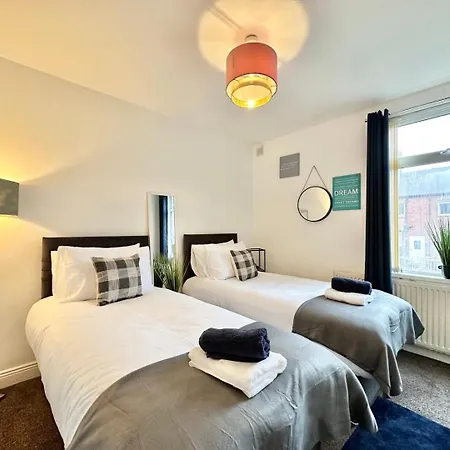 Large 4 Bedroom Home, Close To Leeds City Centre