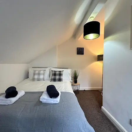 Large 4 Bedroom Home, Close To Leeds City Centre Guest house *