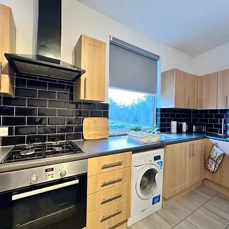Guest house Large 4 Bedroom Home, Close To Leeds City Centre