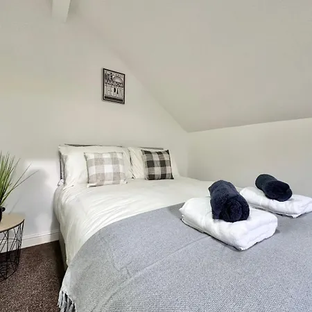 Large 4 Bedroom Home, Close To Leeds City Centre Guest house