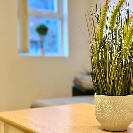 Large 4 Bedroom Home, Close To Leeds City Centre Лидс