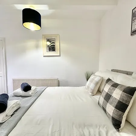 Large 4 Bedroom Home, Close To Leeds City Centre Gæstehus Leeds (West Yorkshire)