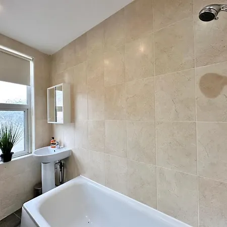 Large 4 Bedroom Home, Close To Leeds City Centre Gæstehus Leeds (West Yorkshire)