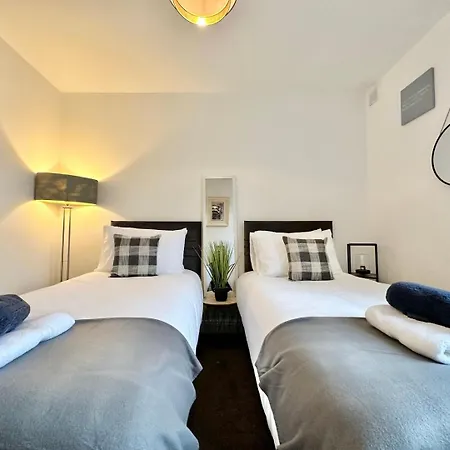 Large 4 Bedroom Home, Close To Leeds City Centre Лидс