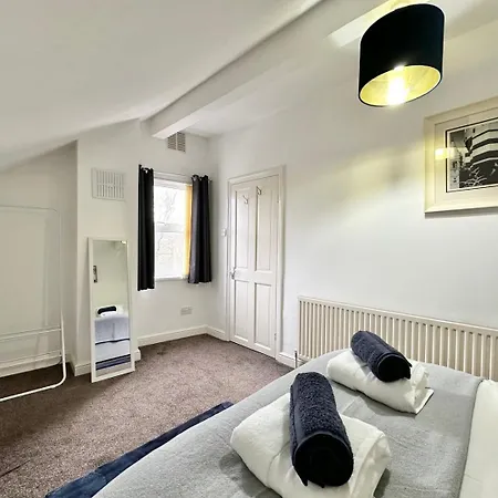 Large 4 Bedroom Home, Close To Leeds City Centre