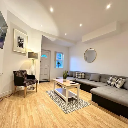Large 4 Bedroom Home, Close To Leeds City Centre Gæstehus Leeds (West Yorkshire)