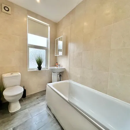 Large 4 Bedroom Home, Close To Leeds City Centre Gæstehus Leeds (West Yorkshire)