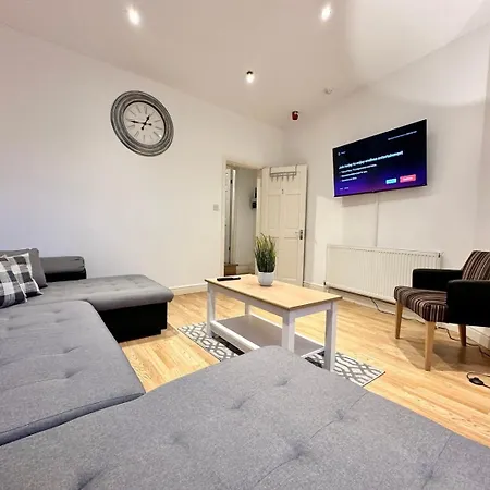 Large 4 Bedroom Home, Close To Leeds City Centre 4* Leeds (West Yorkshire)