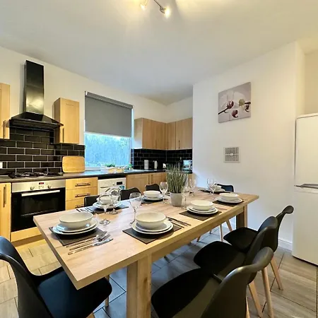 Guest house Large 4 Bedroom Home, Close To Leeds City Centre 4*