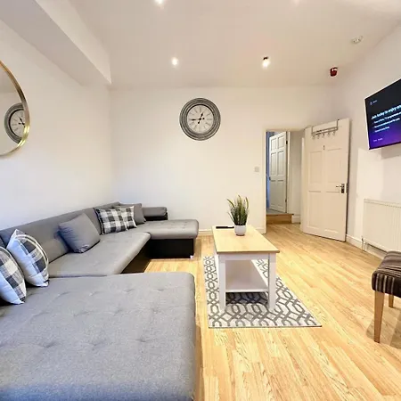 Large 4 Bedroom Home, Close To Leeds City Centre 4*