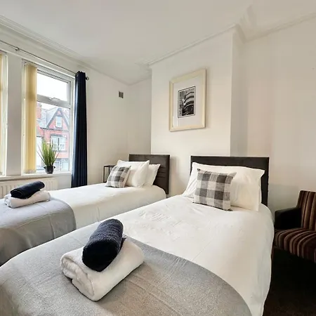 Guest house Large 4 Bedroom Home, Close To Leeds City Centre 4*