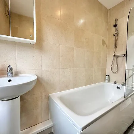 Guest house Large 4 Bedroom Home, Close To Leeds City Centre 4*