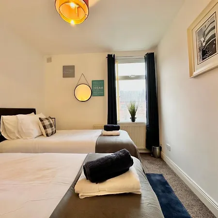 Guest house Large 4 Bedroom Home, Close To Leeds City Centre 4*