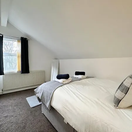 Large 4 Bedroom Home, Close To Leeds City Centre 4* Leeds (West Yorkshire)