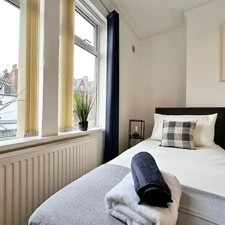 Large 4 Bedroom Home, Close To Leeds City Centre Leeds (West Yorkshire)