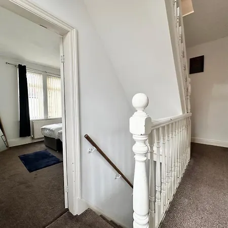 Large 4 Bedroom Home, Close To Leeds City Centre Guest house