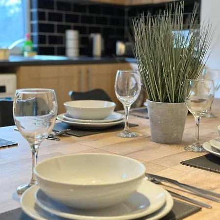 Guest house Large 4 Bedroom Home, Close To Leeds City Centre 4*