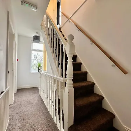 Large 4 Bedroom Home, Close To Leeds City Centre Guest house