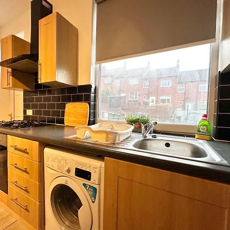 Large 4 Bedroom Home, Close To Leeds City Centre 4* Leeds (West Yorkshire)