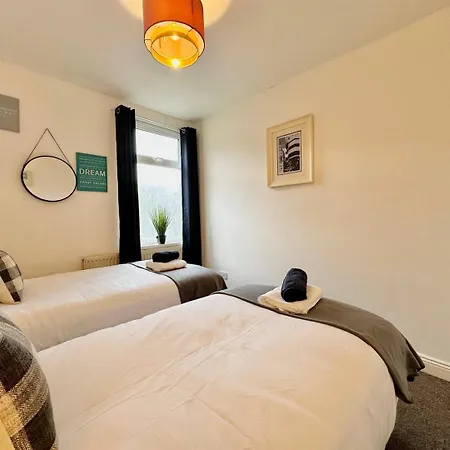 Guest house Large 4 Bedroom Home, Close To Leeds City Centre 4*
