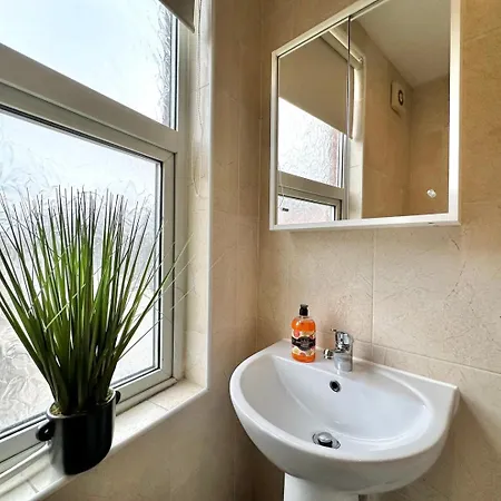 Guest house Large 4 Bedroom Home, Close To Leeds City Centre