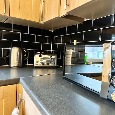 Large 4 Bedroom Home, Close To Leeds City Centre Leeds (West Yorkshire)