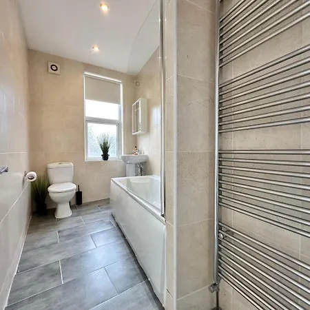 Guest house Large 4 Bedroom Home, Close To Leeds City Centre 4*